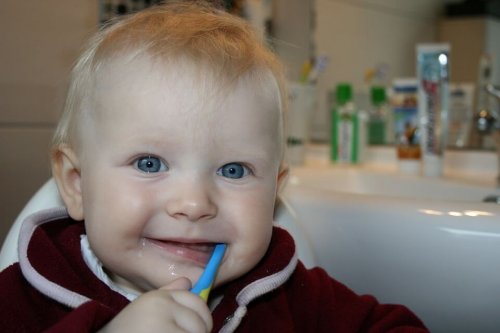 Wann beginnt man bei Babys mit dem Zähneputzen?