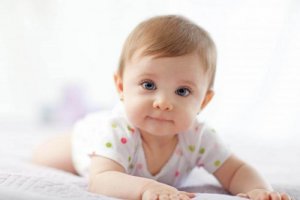Warum die Bauchlage für Babys so wichtig ist