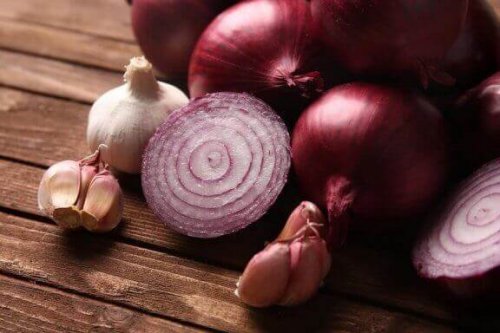 Knoblauch und Zwiebeln sorgen für einen unangenehmen Körpergeruch