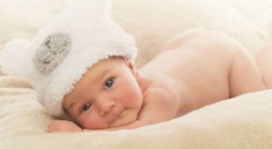 In der Bauchlage wird dein Baby unabhängiger