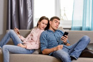 Die sozialen Netzwerke des Partners kontrollieren - ist das sinnvoll?
