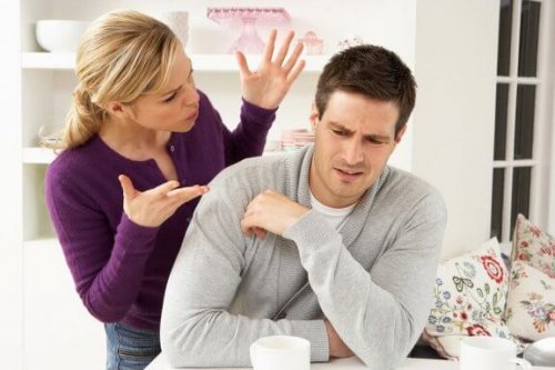 Die sozialen Netzwerke des Partners kontrollieren - Frau macht ihrem Partner Vorwürfe