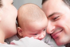 Die Fontanelle schließt sich in den ersten Lebensmonaten.