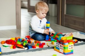 Entwicklungsphasen eines Kindes: Kind beim Spielen