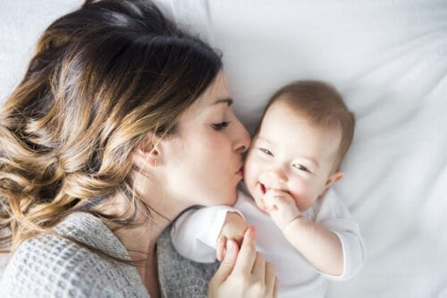 Bindung zwischen Mutter und Kind wird durch Körperkontakt gestärkt.