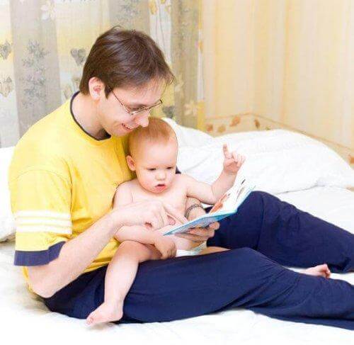 Ursache und Wirkung lernen: Vater liest Kind vor