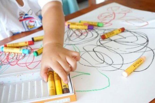 Kinder mischen gerne die Farben in Kinderzeichnungen