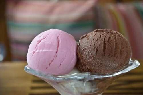 Anstatt Milchspeiseeis kannst du deinen Kindern ein leckeres Fruchteis anbieten