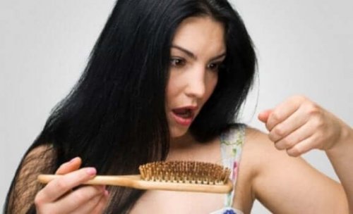 Nach der Schwangerschaft kann es zu Haarausfall kommen