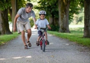 Erziehung von glücklichen Kindern: Radfahren