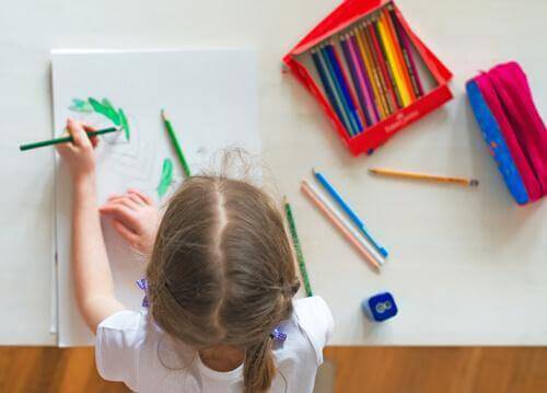Der Schreibtisch deines Kindes sollte ansprechend gestaltet sein und sein Lernen fördern