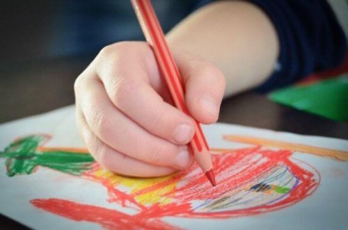 Die Farbe Rot in Kinderzeichnungen kann die Vitalität und Energie des Kindes wiederspieglen
