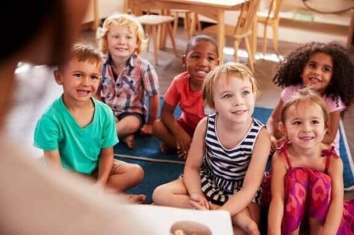 Aufregende Experimente fesseln die Aufmerksamkeit von Kindern