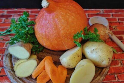 Du kannst Rezepte mit Karotten auch mit anderem Gemüse kombinieren
