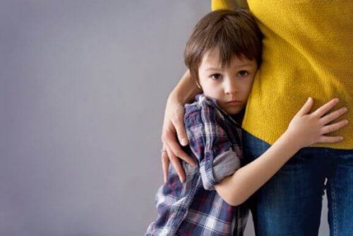 Schüchterne Kinder brauchen ihre Eltern, um ihre Schüchternheit zu überwinden