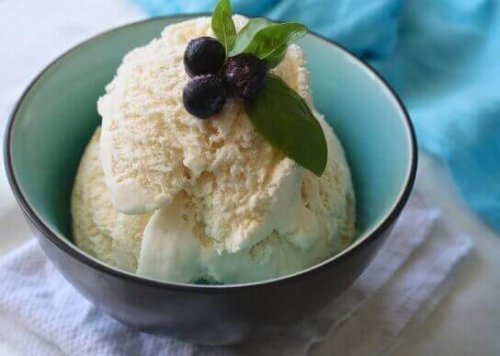 Vor dem Servieren von Eis können verschiedene Toppings hinzugefügt werden