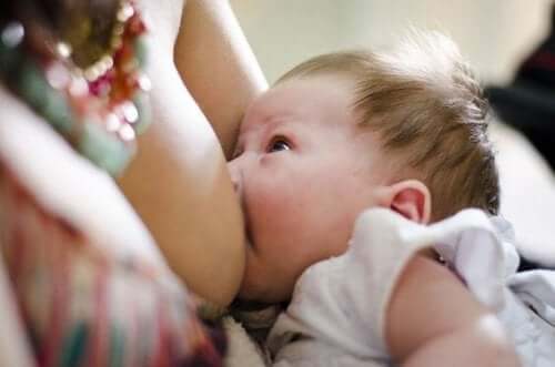 Baby trinkt an der Brust