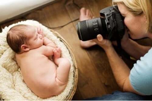 Ist es möglich, dass ein drei Monate altes Baby erblindet, wenn es mit Blitz fotografiert wird?