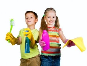 im Familienalltag helfen auch Kinder im Haushalt
