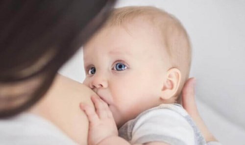 Mutter stillt Baby und genießt das Privileg einer Mutter.