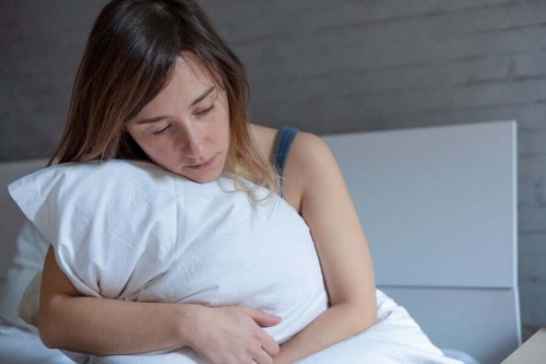 Wochenbett: Traurige Frau umarmt ein Kissen