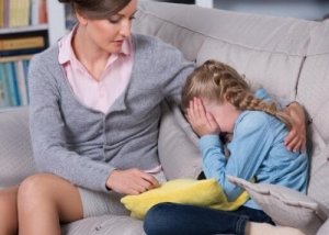 Kind weint sich bei der Mutter aus, Narzissten erziehen