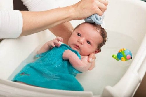 Wickeltische für dein Baby sind auch mit integrierter Badewanne erhältlich