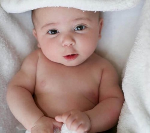 Kleidung und Badetücher von Babys sollten regelmäßig und seperat gewaschen werden, um Hautreaktionen zu vermeiden
