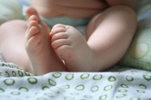Füße baby aneinander reibt Fußsohlen aneinander