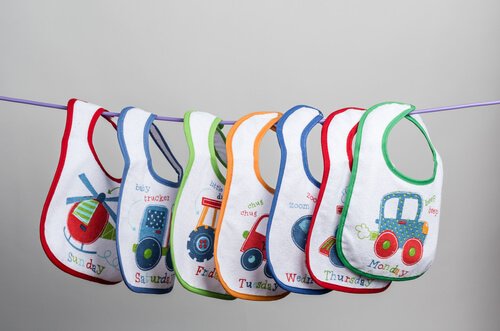 Kinderlätzchen sind oft in Mehrwegpackungen und in verschiedenen Farben erhältlich