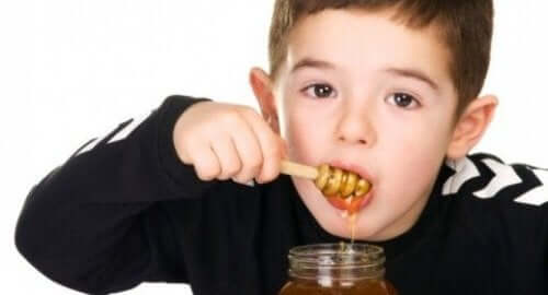 Warum Honig für Babys gefährlich ist