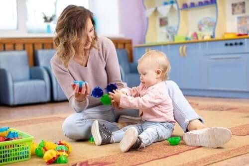 Baby Talk: Mutter spielt mit ihrem Baby