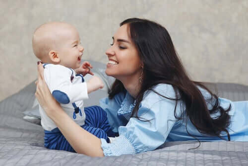 Glückliche Mutter mit ihrem Baby