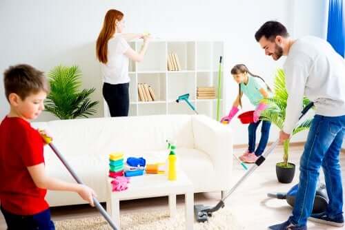 Im Haushalt helfen: Familie erledigt gemeinsam die Hausarbeiten