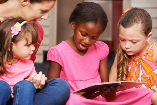 Kinder beim Lesenlernen