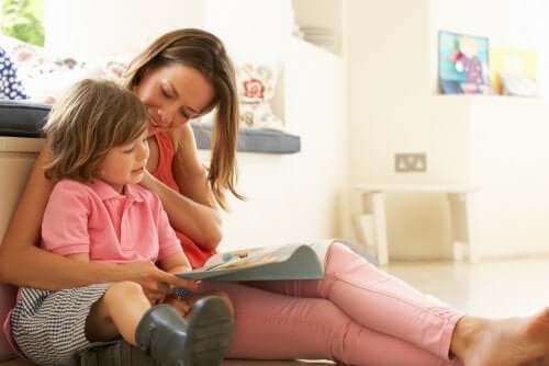 Mutter hilft Tochter beim Lesenlernen