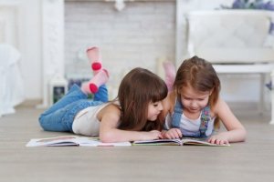 So kannst du deinen Kindern beim Lesenlernen helfen