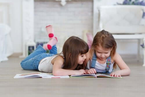 So kannst du deinen Kindern beim Lesenlernen helfen