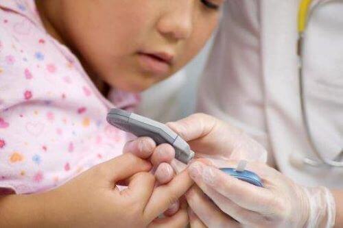 Kinder mit Jugenddiabetes müssen regelmäßig ihren Blutzuckerspiegel kontrollieren