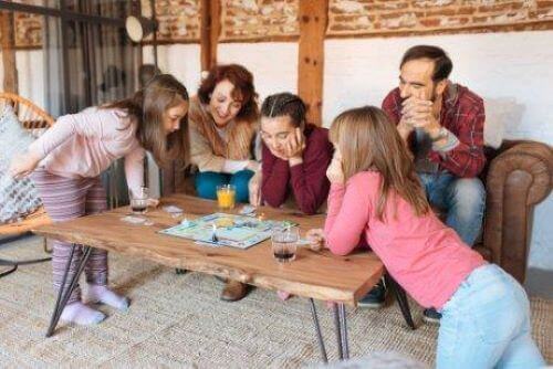 Brettspiele sind eine gute Möglichkeit, um symbolisches Denken bei Kindern anzuregen