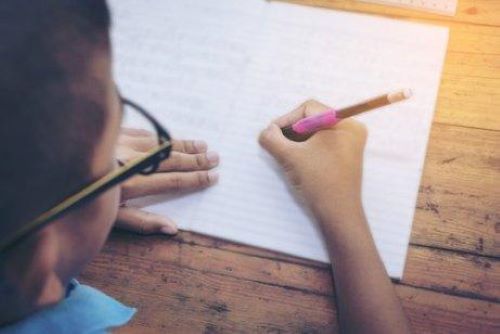 Um die Handschrift von Kindern zu verbessern, können wir als Eltern hilfreiche Aktivitäten anbieten