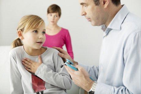 Ein Kind mit Asthma sollte von einem Spezialisten auf diesem Gebiet behandelt werden