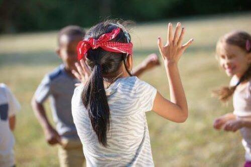 Inklusive Unterichtsaktivitäten helfen sowohl Kindern mit Sehbehinderungen, als auch den Kindern mit normalem Sehvermögen
