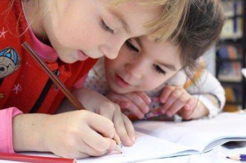 Bei der Handschrift von Kindern ist es wichtig, ein Auge auf die Proportionen der Buchstaben zu halten