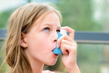 Ein Kind mit Asthma kann durch Sport von gesundheitlichen Vorteilen profitieren