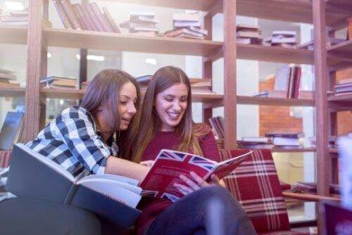 Smartphone-Apps bieten eine Vielzahl an Ressourcen, um Englisch zu lernen