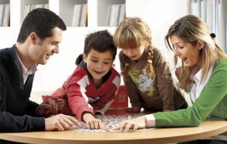 Familie spiel gemeinsam am Tisch