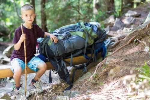 Kind mit Rucksack im Ferienlager