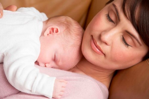 Nach der Entbindung: Mutter und Baby schlafen