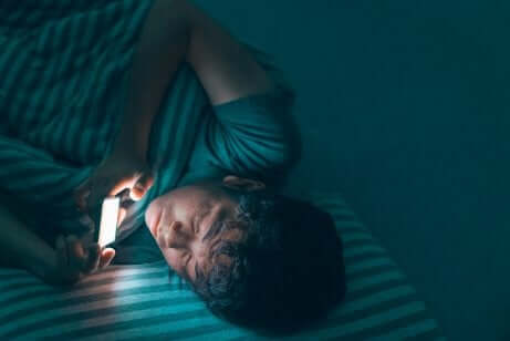 Teenager mit Handy im Bett